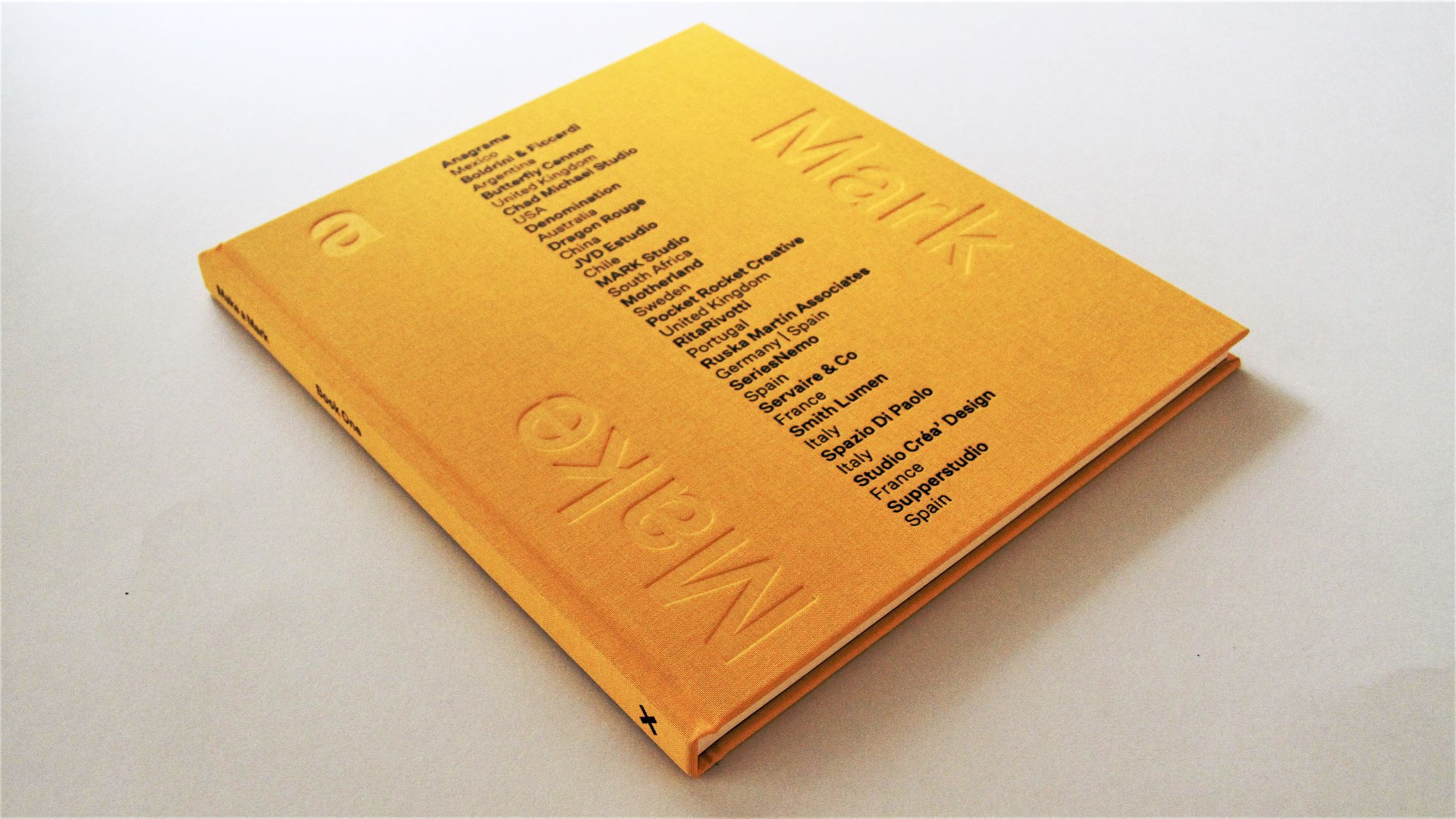 صحافی محصول چاپی با پارچه و استفاده از کوب، ظاهری برجسته و متفاوت به وجود می آورد