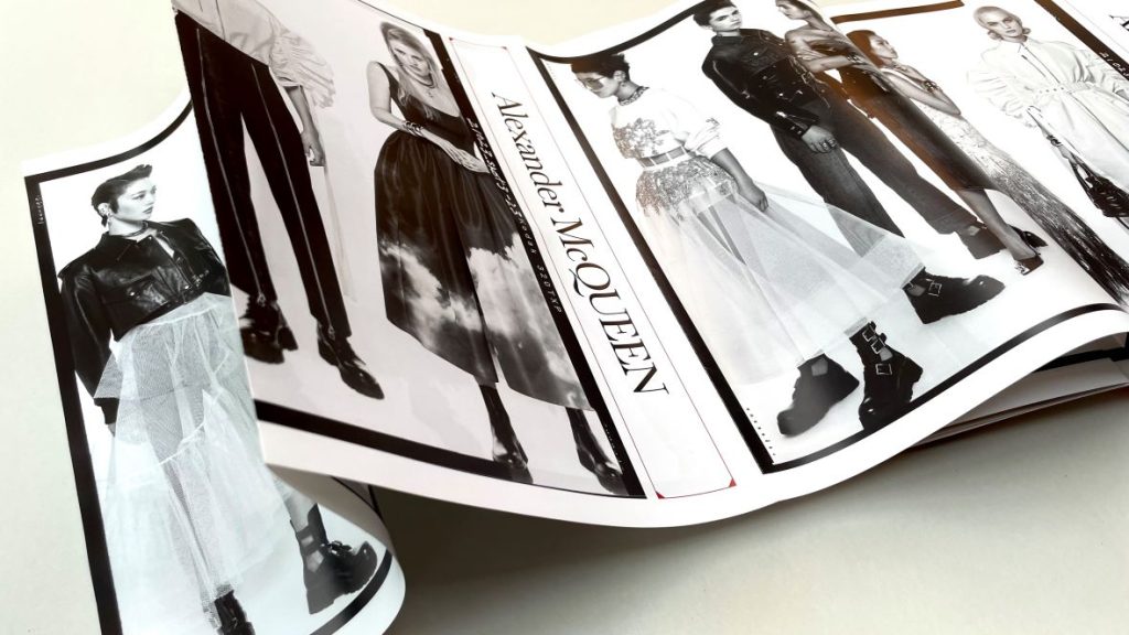 استفاده از پوسترهای تاشو در مجلات لوکس به جذابیت بصری می افزاید و فضایی عالی برای تبلیغات است